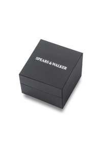 Boîte-cadeau noire texturée avec un couvercle à charnière et le logo blanc "SPEARS & WALKER" sur le dessus. Forme carrée, surface lisse, design minimaliste.