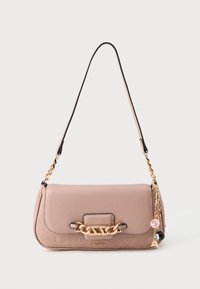 Roze neplederen handtas met goudkleurige hardware, kettingriem en decoratieve charms. Heeft een textuurpatroon met logo en een klepafsluiting.