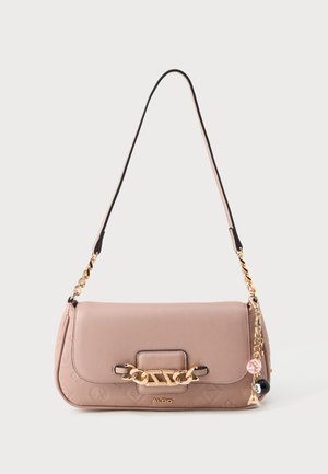 Roze neplederen handtas met goudkleurige hardware, kettingriem en decoratieve charms. Heeft een textuurpatroon met logo en een klepafsluiting.