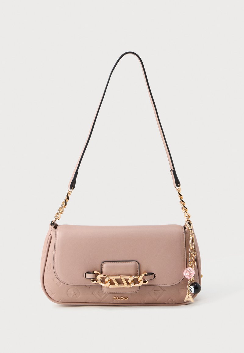 Roze neplederen handtas met goudkleurige hardware, kettingriem en decoratieve charms. Heeft een textuurpatroon met logo en een klepafsluiting.