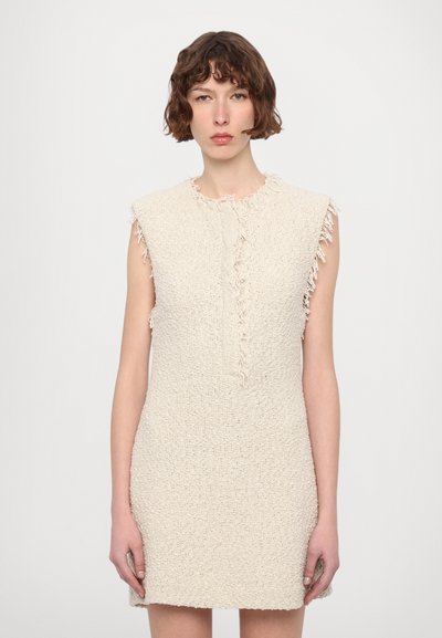 Gebreide mouwloze jurk in off-white, met een gestructureerde stof met rafelranden en een knoopsluiting aan de voorkant. Eenvoudige, getailleerde snit.