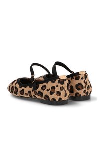 Bailarinas de estampado de leopardo con acentos en negro, tejido texturizado, punta redondeada y correas ajustables. Suela plana, diseño casual.