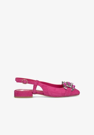 Chaussure à talon slingback en daim rose avec un bout pointu, ornée d'une boucle décorative avec des gemmes roses et un petit talon épais pour la stabilité.