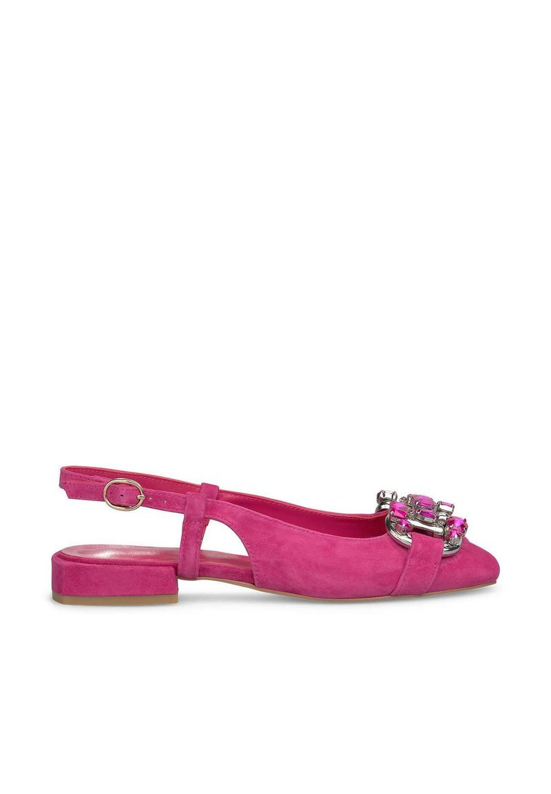Scarpa slingback in suede rosa con punta affilata, caratterizzata da una fibbia decorativa con gemme rosa e un tacco basso a blocco per maggiore stabilità.