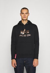 Alpha Industries - HOODY FOIL PRINT - Hoodie - black/gold Miniatuurafbeelding 1