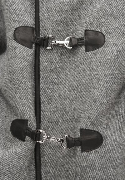 Siva vuna mješavina vanjska odjeća s kopčama na tipke, crnim kožnim detaljima i teksturiranom završnom obradom. Istaknuti uzorak riblje kosti u tkanini.