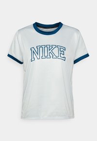 Vit kortärmad Nike löshirt med blå krage och ärmslut, med stor blå omramad "NIKE" text på bröstet.