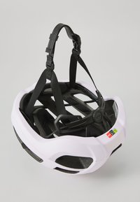 Helles rosa Fahrradhelm mit schwarzen Riemen und verstellbarem Dial, auf einem grauen Hintergrund präsentiert, wobei die Belüftungsöffnungen hervorgehoben werden.