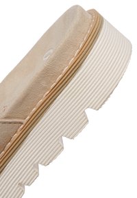 Beige ruskinds sål med lagdelt brun og hvid rilleret gummiydersål med dybe slidbaner for forbedret greb og holdbarhed.