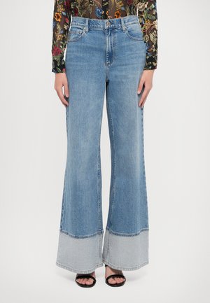 Jeans a gamba larga in denim azzurro chiaro, con orlo grigio a contrasto, vita alta e design tradizionale a cinque tasche.
