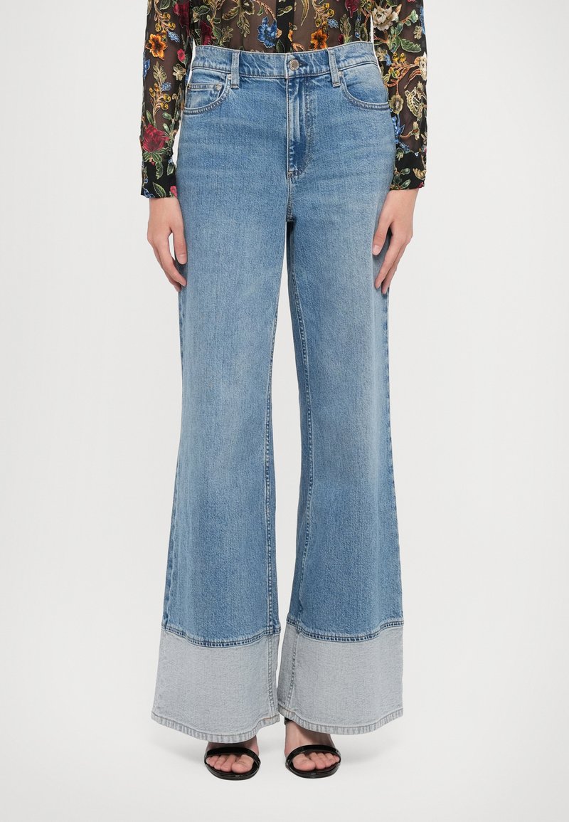 Wide-leg jeans in light blue denim, featuring a contrasting gray hem, high waist, and traditional five-pocket design.