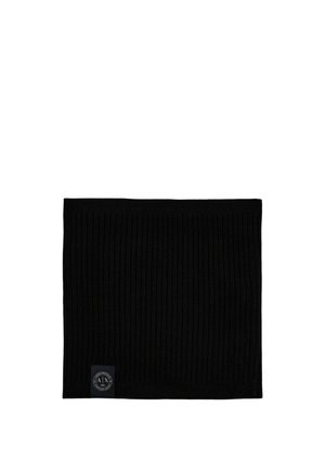 Tour de cou en maille côtelée noire avec une petite étiquette ronde noire dans le coin inférieur.