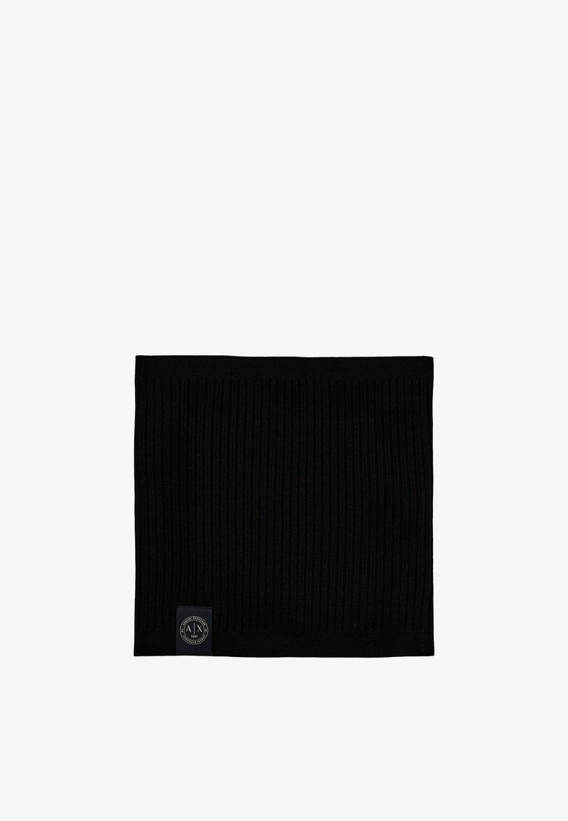 Tour de cou en maille côtelée noire avec une petite étiquette ronde noire dans le coin inférieur.