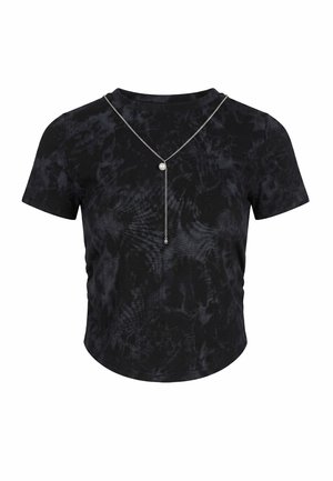 Kortærmet sort tie-dye t-shirt med et sølv Y-formet halskæde med en lille perle og et lodret kædevedhæng.