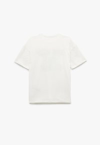 Hvid bomulds t-shirt med korte ærmer og rund hals. Bagsiden har et subtilt, tonalt print. Glat tekstur, afslappet pasform.