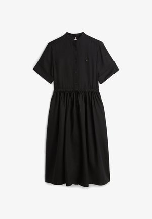 Robe noire à boutons avec manches courtes, taille à cordon de serrage et texture lisse. Présente un petit logo sur la poche de la poitrine gauche.