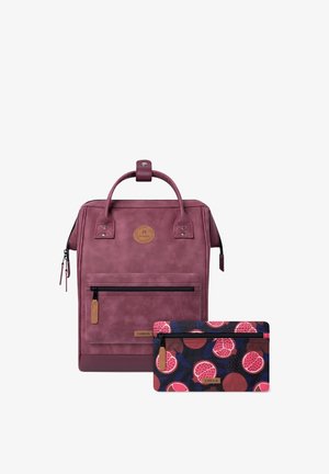 Paarse vegan leren rugzak met bovenhandgreep en voorzak met rits. Inclusief kleine ritszak met kleurrijk fruitpatroon.