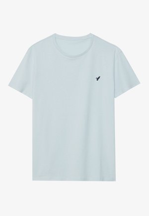 Lichtblauw T-shirt met korte mouwen en ronde hals, met een klein donker vogel-logo op de linkerborst, afgebeeld tegen een effen achtergrond.