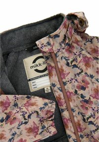 Blumenmuster-Jacke mit rosafarbener Basis, grauem Innenfutter und braunem Reißverschluss. Verfügt über elastische Ärmelabschlüsse und ein Stoffetikett mit Pflegehinweisen.