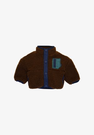 Giacca di pile marrone con colletto alto, rifiniture blu navy e bottoni a pressione. Presenta una tasca quadrata blu-verde sulla parte anteriore. Maniche corte.