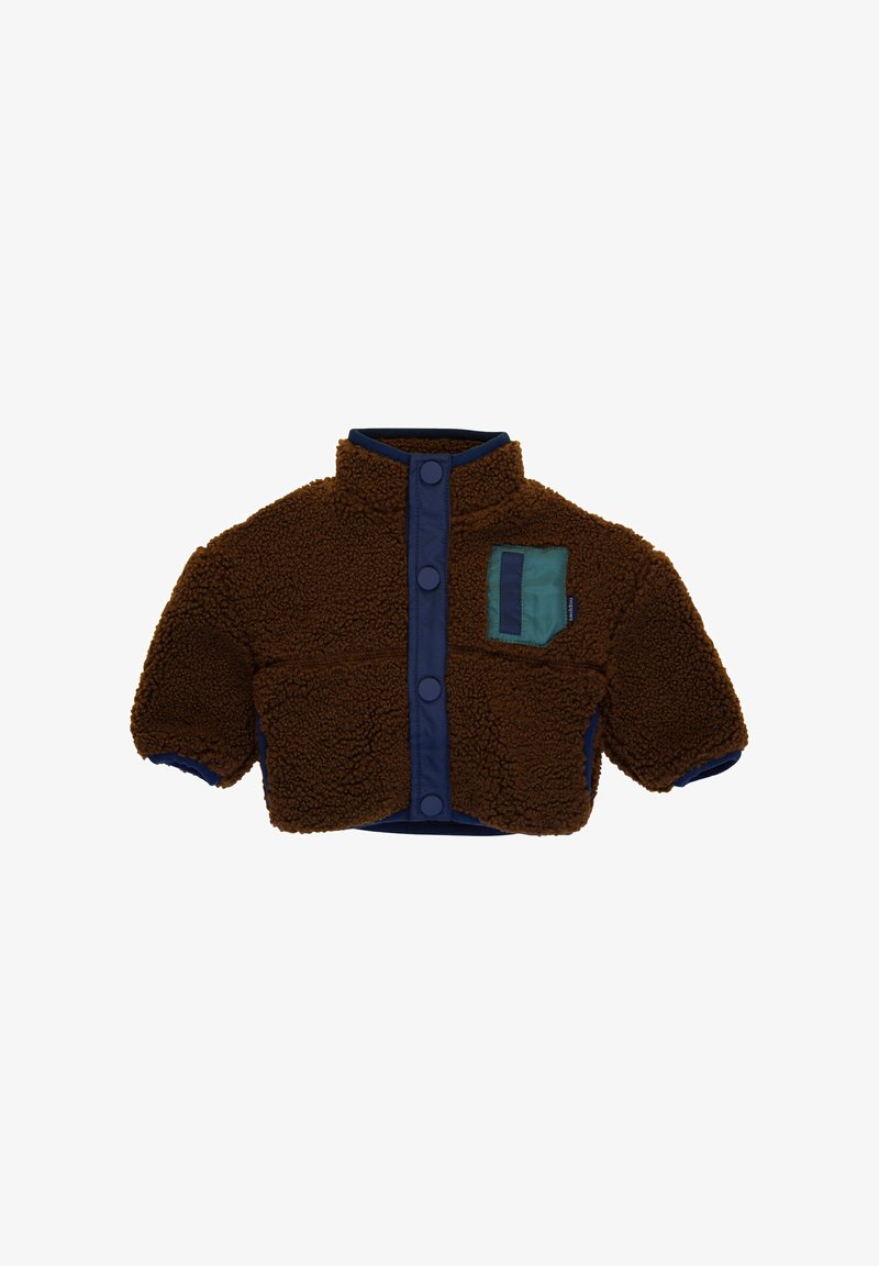 Braune Fleecejacke mit hohem Kragen, marineblauen Details und Druckknöpfen. Besitzt eine blau-grüne quadratische Tasche auf der Vorderseite. Kurze Ärmel.