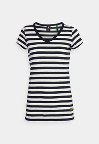 Námořnické a bílé pruhované tričko s krátkým rukávem a výstřihem do V, s rovnými liniemi a zelenou označovací etikou blízko lemu. Měkký bavlněný materiál.