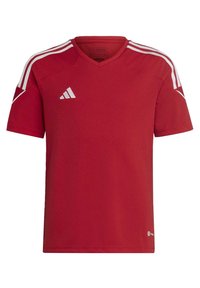 Rotes Sporttrikot mit kurzen Ärmeln, V-Ausschnitt-Design, weißen drei Streifen an den Schultern und Adidas-Logo auf der oberen linken Seite.