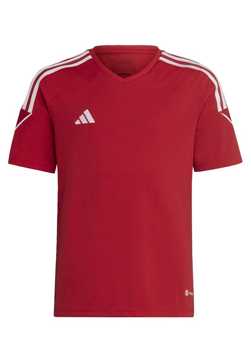 Rotes Sporttrikot mit kurzen Ärmeln, V-Ausschnitt-Design, weißen drei Streifen an den Schultern und Adidas-Logo auf der oberen linken Seite.