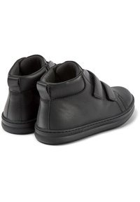 Svarta läderhöga sneakers med kardborreband, rund tå och texturerad sula. Slät yta med sömnadsdetaljer och vadderat inre.