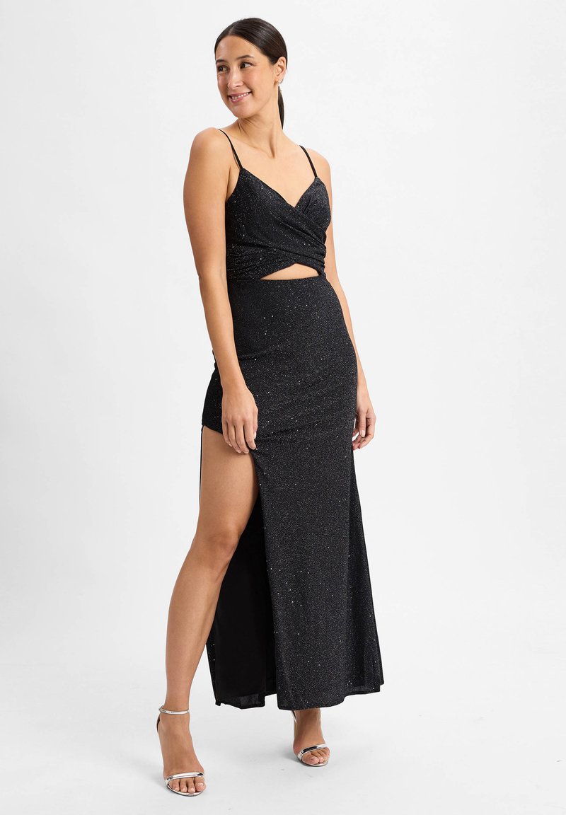 Zwarte, sprankelende avondjurk met dunne bandjes, een gedraaide corsage, een uitgesneden taille en een zijsplit. Glad textuur, vloerlange ontwerp.