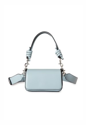 Borsa a mano rettangolare in pelle azzurro chiaro con tracolla regolabile e doppio manico annodato, ferramenta argentata e design pulito e minimalista.