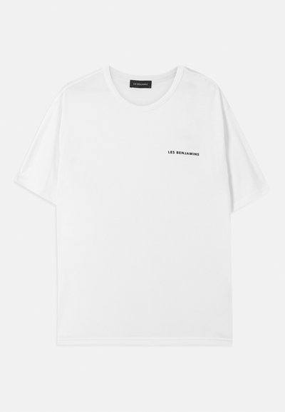 T-shirt de algodão branco com gola redonda e mangas curtas. Apresenta a inscrição "LES BENJAMINS" impressa em preto no lado esquerdo do peito.