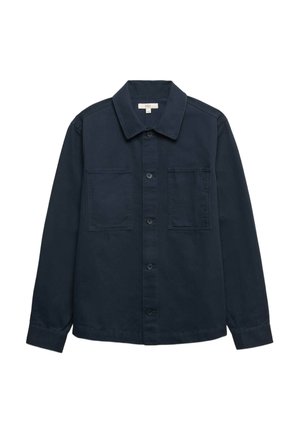 Chaqueta azul marino con botones, hecha de tela suave, con cuello, dos bolsillos en el pecho y mangas largas. Diseño sencillo sin estampados.