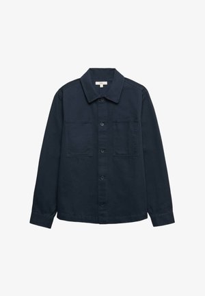 Chaqueta azul marino con botones, hecha de tela suave, con cuello, dos bolsillos en el pecho y mangas largas. Diseño sencillo sin estampados.