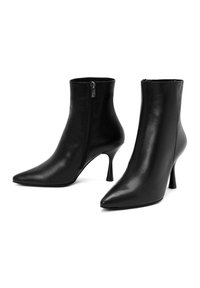 Zwarte leren enkellaarsjes met een spitse neus, zijrits en een stilettohak. Glad textuur en stijlvol ontwerp.