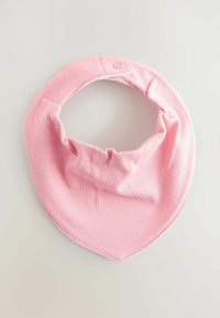 Rožinis medvilninis kaklo šalikas su minkšta tekstūra, išskirtiniu kontūruotu dizainu ir spaustukų užsegimu. Kraštai siuvinėti, kad būtų ilgaamžiai.