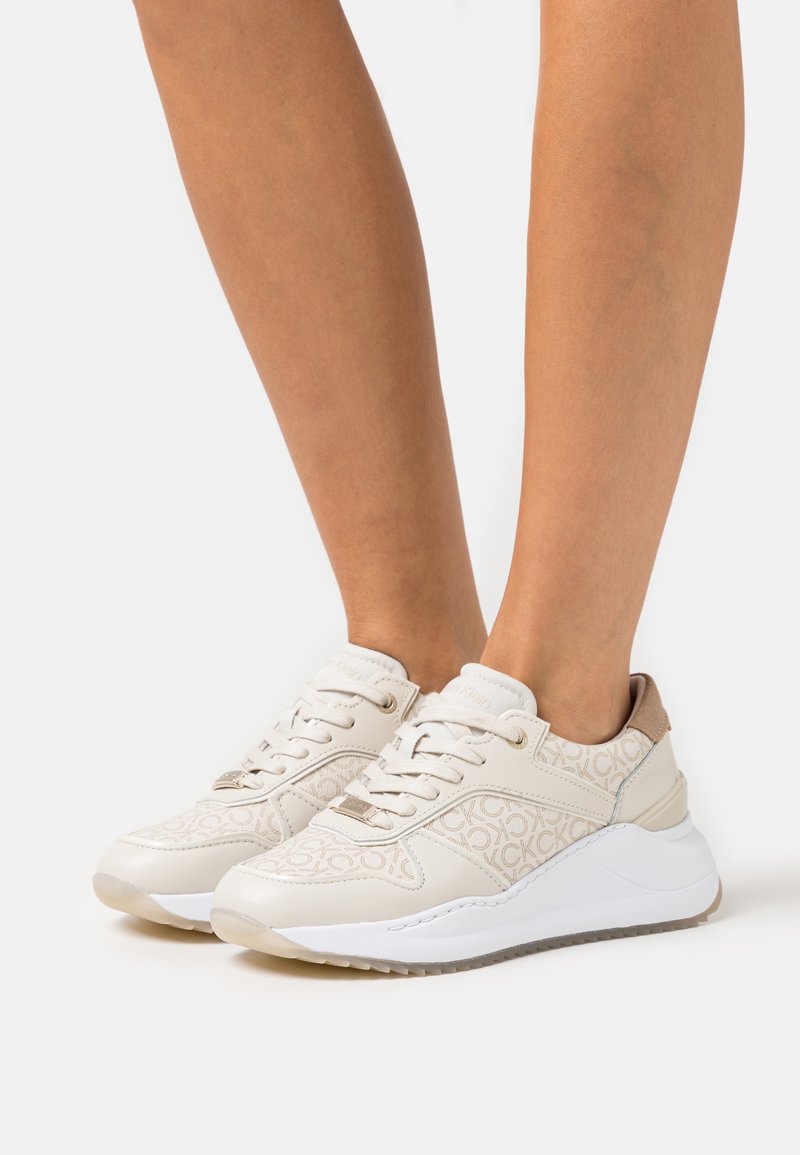 Calvin Klein CHUNKY INTERN WEDGE LACE UP Baskets basses dark ecru