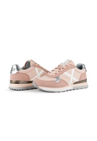 Scarpe sportive in suede rosa e pelle bianca, con un accento metallico argento, punta rotonda e suola in gomma con texture per migliorare la presa.