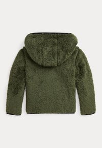 Chaqueta de forro polar acolchado en verde olivo, con capucha, superficie texturada y mangas largas. Presenta un forro interior negro en contraste.