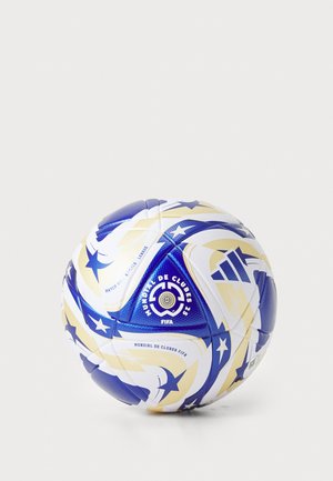 FIFA-merkitty jalkapallo, jossa on sininen, valkoinen ja kultainen muotoilu, tähtikuvioita, teksturoitu pinta ja kolmion muotoinen sininen paneeli tekstillä.