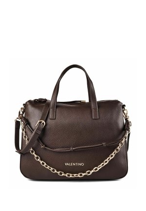 Donkerbruine leren handtas met twee handvatten, een afneembare schouderriem, gouden kettinkje en Valentino-logo middenvoor.