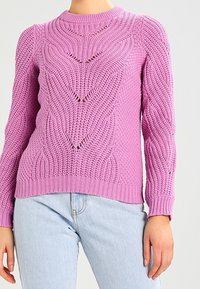 Gehaakte pullover trui in lichtpaars met een ronde halslijn. Bevat getextureerde patronen en ribgebreide manchetten en zoom.