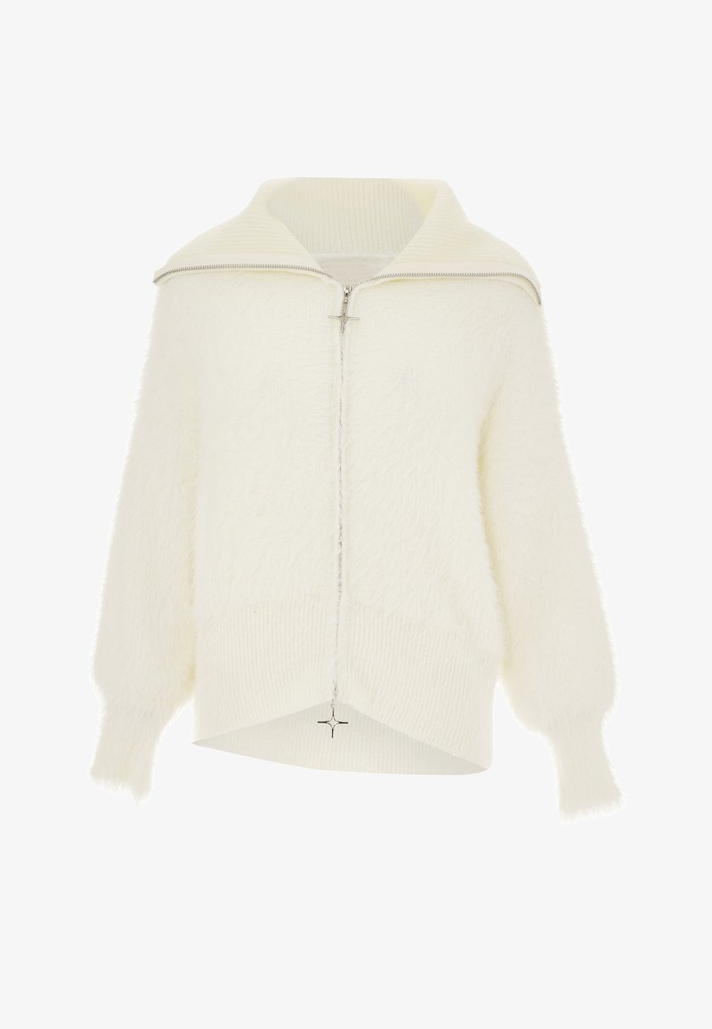 Vit fluffig zip-up-tröja med en bred ribbad krage, nerhängda axlar och en unik framkant. Har en silverfärgad dragkedja och pendeldetalj.