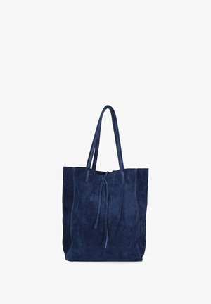 Sac fourre-tout en daim bleu marine avec double anses et une fine fermeture à lacet au centre supérieur, se tenant debout sur un fond blanc.
