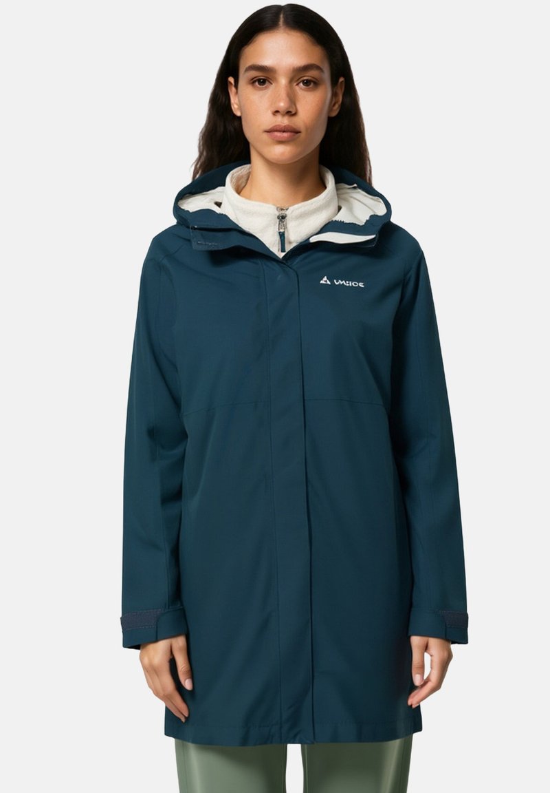 Waterdichte donkerblauwe jas met een ritsluiting, verstelbare capuchon en een fleece-gevoerde kraag. Heeft een minimaal logo op de borst.