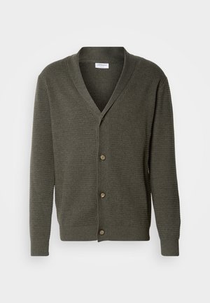 Tummanvihreä teksturoitu neuletakki, jossa on V-pääntie, viisi nappia edessä ja ribbed hihansuut ja helma. Materiaali näyttää pehmeältä ja neulotulta.
