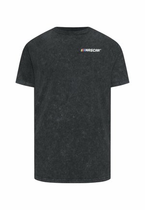 T-shirt noir à manches courtes avec petit logo multicolore NASCAR sur la poitrine gauche, en tissu lavé et texturé.