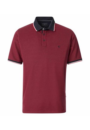 Bordeauxrode polo met korte mouwen, zwarte kraag en manchetten, witte en rode bies en een knoopsluiting met drie knopen.