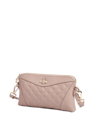 Kleine beige gesteppte Lederclutch mit goldenem Bienen-Emblem, Reißverschluss und abnehmbarem Schulterriemen mit goldenen Verschlüssen.