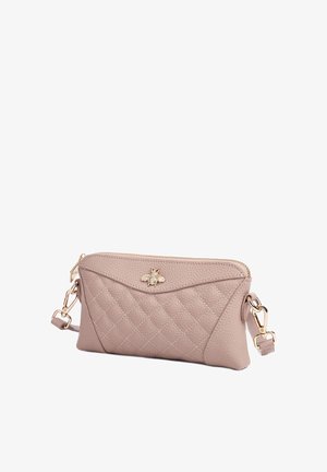Kleine beige gesteppte Lederclutch mit goldenem Bienen-Emblem, Reißverschluss und abnehmbarem Schulterriemen mit goldenen Verschlüssen.